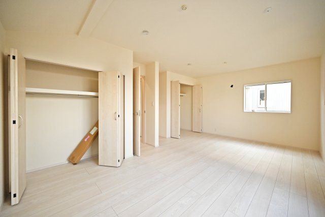 ブルーミングガーデン中野北1丁目新築一戸建│3LDK+インナーガレージの洋室|2階主寝室想定のお部屋は将来的に二部屋に分けることが可能です。 上部には室内物干し竿が設置されています。 天候に左右されずに洗濯物を干すことが可能です。