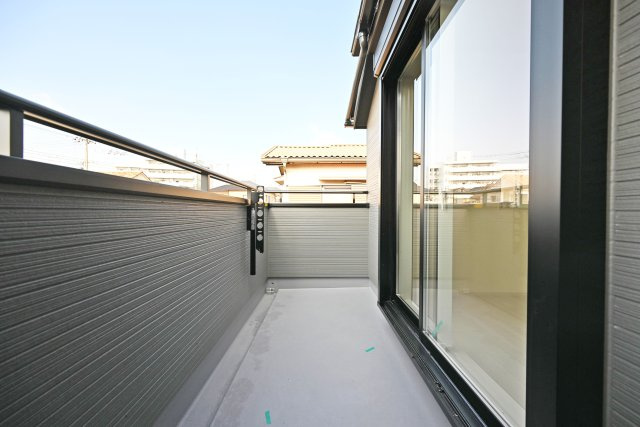 ブルーミングガーデン中野北1丁目新築一戸建│3LDK+インナーガレージのバルコニー|2階西側バルコニーです。 物干竿金具が備え付けられています。