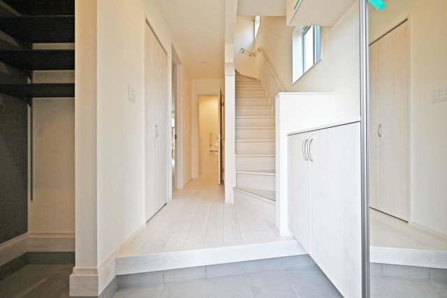 ブルーミングガーデン中野北1丁目新築一戸建│3LDK+インナーガレージの玄関|1階玄関入ってすぐの内観写真です。 右側に上部まで収納があるシューズボックス、左側に収納が配置されています。毎日使う玄関回りも常に片付いた状態を維持できそうです。