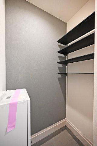 ブルーミングガーデン中野北1丁目新築一戸建│3LDK+インナーガレージの玄関|土間収納庫内の内観写真です。高さを調整して靴以外にもアウトドア用品など幅広く収納して頂けます。