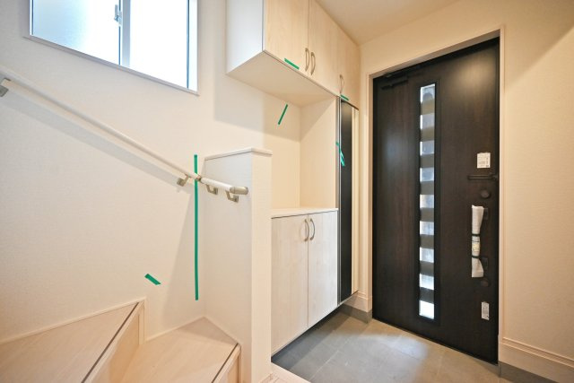 ブルーミングガーデン中野北1丁目新築一戸建│3LDK+インナーガレージの玄関|1階玄関をホール側から撮影した内観写真です。シューズボックスに土間収納を備えた収納量・動線ともに優れた設計。