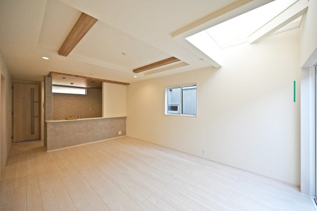 ブルーミングガーデン中野北1丁目新築一戸建│3LDK+インナーガレージの居間・リビング|視覚的に立体的なLDK」を常に考慮した設計が目を惹きます。写真のような折上天井や吹抜を配置することで空間の住み分けや飽きの来ない生活を実現させます。