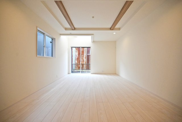 ブルーミングガーデン中野北1丁目新築一戸建│3LDK+インナーガレージの居間・リビング|1階LDKをダイニング側から正面に撮影した内観写真です 。 未就学児も含む4人家族がゆとりをもって過ごすには十分の1棟です。