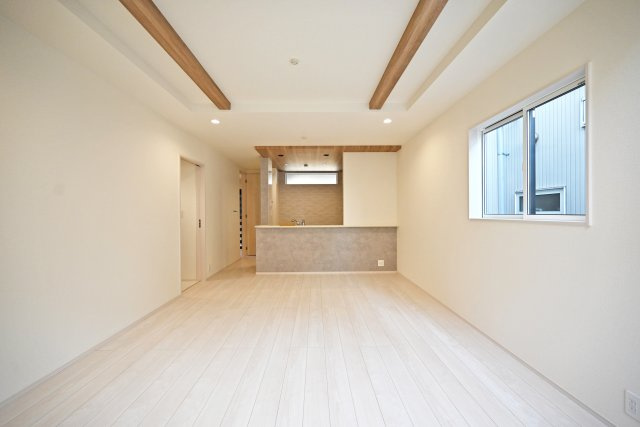 ブルーミングガーデン中野北1丁目新築一戸建│3LDK+インナーガレージの居間・リビング|対面式キッチンで家族同士のつながりを感じやすい設計を基調としています。 1階に水回りが配置されている為、家事動線良好です。