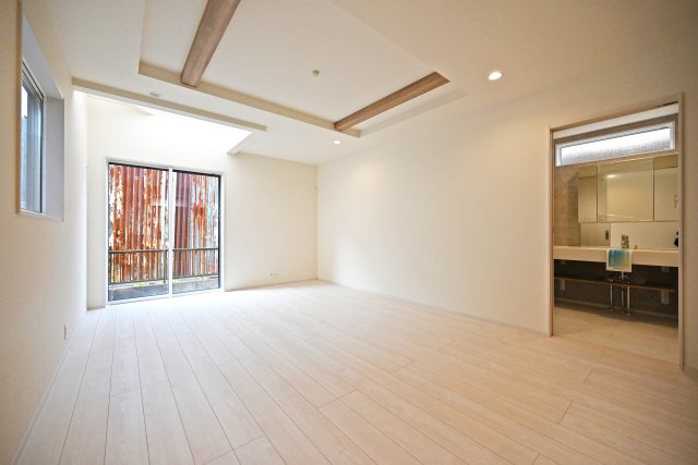 ブルーミングガーデン中野北1丁目新築一戸建│3LDK+インナーガレージの居間・リビング|1階LDKをダイニング側から撮影した内観写真です。インテリアに大きなサイズを選択しても動線を邪魔しない広々とした団らん空間です。