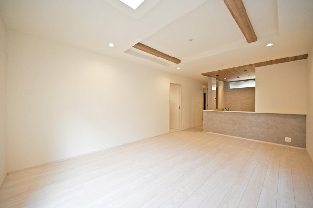 ブルーミングガーデン中野北1丁目新築一戸建│3LDK+インナーガレージの居間・リビング|対面式キッチンで家族同士のつながりを感じやすい設計を基調としています。折上天井や吹抜を設けるなど、デザイン性を向上させた内観に仕上がりました。
