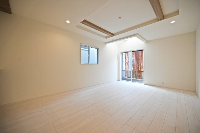 ブルーミングガーデン中野北1丁目新築一戸建│3LDK+インナーガレージの居間・リビング|1階LDKは約17帖でゆとりある広さです。 インテリア配置に困らない間取り設計に加え、お子様のいる世帯に必要な部屋数を備えた物件です。