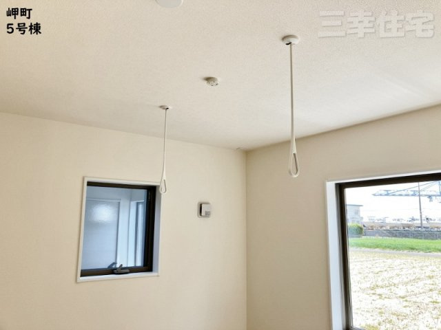 碧南市岬町の設備|洋室にある室内物干し設備。雨の日も安心ですね