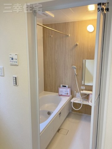 碧南市岬町の浴室|浴室暖房衣類乾燥機を完備。浴室でふんわり衣類乾燥もできるから、花粉の季節も安心です。タイマーセットで自動お湯張り。帰宅後すぐにお風呂に入れちゃう嬉しい機能がついてます♪