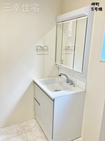 碧南市岬町の洗面所|嬉しい３面鏡ついつい長居してしまいそう。もちろんシャワー水栓です♪