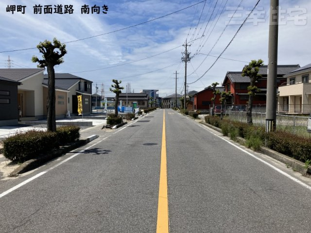碧南市岬町の前面道路含む現地写真|前面道路が広いからお車の乗り入れも安心です♪