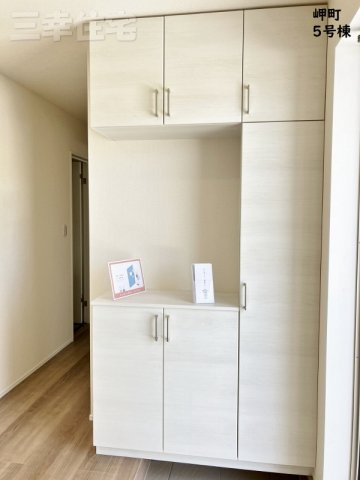 碧南市岬町の収納|玄関の収納は大容量です。お好きな高さに調節できる可動棚、ブーツの収納もラクラクです♪