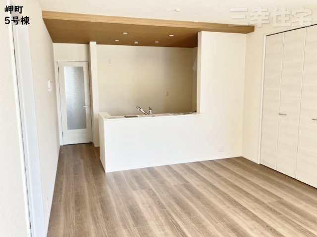 碧南市岬町の居間・リビング|リビングダイニング16帖。下がり天井の効果は、手元が明るくなるので視覚的にお料理がおいしく見えると言われています