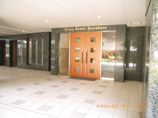 【その他共用部分】 | 清潔感と歓迎感があるエントランスホールとなります。