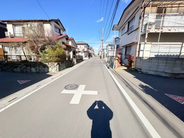 川越市今成1丁目　建築条件なし売地　「川越市駅」徒歩23分　敷地49坪　【月越小学区】の前面道路含む現地写真