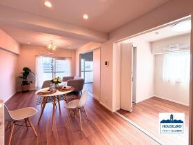 R7,12月リノベーション完了予定！南西角住戸♪名塚ハウスの居間・リビング|南向きの窓からたっぷりと自然光が差し込む、明るく広々としたリビングルーム。家族が自然と集まる空間です。