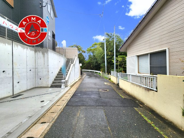 福岡市東区香住ヶ丘4丁目第4-1棟（1号棟）の前面道路含む現地写真|前面道路は閑静な住宅地をはしる車通りの少ない道路。お車の出し入れが苦手なママや小さなお子様にも安心ですね。しっかり舗装もされているので、ベビーカーや自転車で通っても快適に通行できます。
