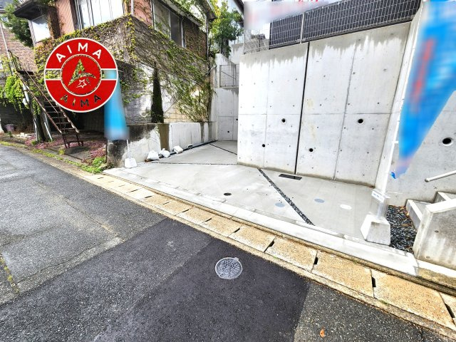 福岡市東区香住ヶ丘4丁目第4-1棟（1号棟）の駐車場|広々した駐車場になります。3台並列駐車となります。