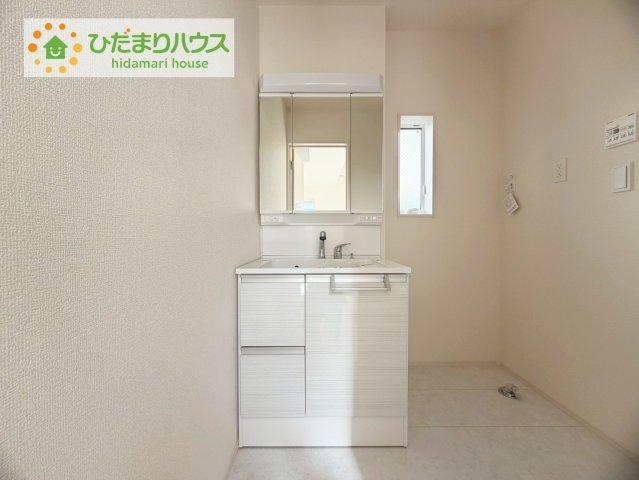 郡山市芳賀三丁目　新築戸建　7号棟の独立洗面台|大きな三面鏡の独立洗面。鏡の後ろは収納となっているのでスッキリと整理できます！