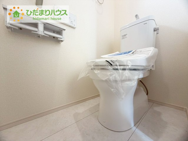 郡山市芳賀三丁目　新築戸建　7号棟のトイレ|温水洗浄便座なら、年中温かいので、安心して座ることができます。さらに、身体が冷えることもないため、便座カバーを付ける必要もありません。