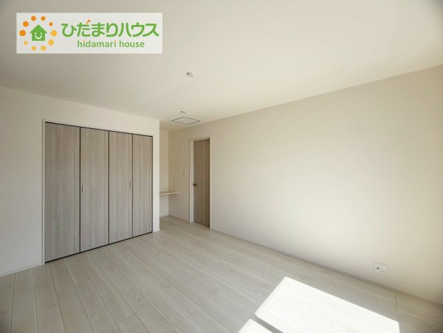 郡山市芳賀三丁目　新築戸建　7号棟の寝室|主寝室は広々していて安らげる空間に。大きな窓から光が差し込み、朝の目覚めも良さそう♪