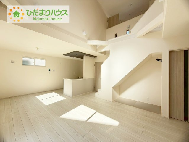 郡山市芳賀三丁目　新築戸建　7号棟の居間・リビング|大きな窓から差し込む光でいっぱいのリビング　休日もつい家にいる時間が長くなりそうです