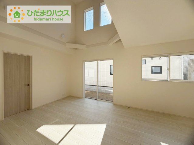 郡山市芳賀三丁目　新築戸建　7号棟の居間・リビング|奥行き感あるLDK。一体の空間ながらほどよい距離を保ち、家族がおもいおもいに好きな場所で寛げます。