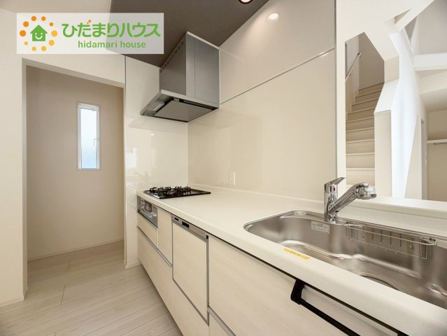 郡山市芳賀三丁目　新築戸建　7号棟のキッチン|家族でのコミュニケーションがとれる対面型システムキッチン。横一列にシンクとコンロをまとめたシンプルな形です。動きやすさとスタイリッシュなデザインが魅力。