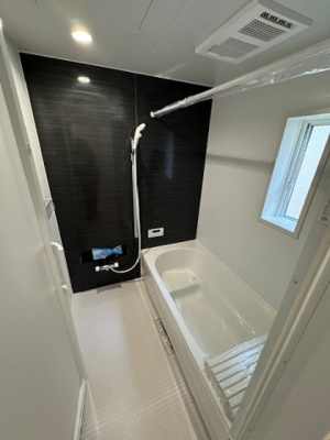 【浴室】 | Cradle garden堺市堺区西湊町第1 | 浴室乾燥機を搭載、ゆったり一坪サイズのバスルーム！ダークカラーのアクセントパネルが寛ぎのバスタイムを演出。