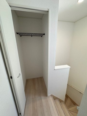 【収納】 | Cradle garden堺市堺区西湊町第1 | 2階廊下収納！掃除道具や消耗品など、2階で使う物を収納しておけば1階まで取りに行く必要がなくなるのもうれしいポイント。