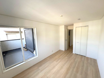 【寝室】 | Cradle garden堺市堺区西湊町第1 | 大型ベッドも設置可能、7.2帖の主寝室！バルコニーに出入りでき、明るく気持ちの良い空間です。