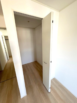 【収納】 | Cradle garden堺市堺区西湊町第1 | 7.2帖の主寝室には、大容量のWIC付き！衣装ケースや旅行鞄などのかさばる物もスッキリ収まります。