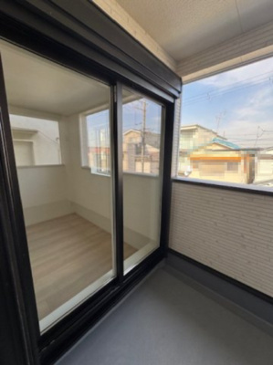 【バルコニー】 | Cradle garden堺市堺区西湊町第1 | バルコニーへは2部屋から出入り可能！洗濯物やお布団もラクラク干せそうですね。