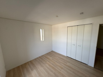 【収納】 | Cradle garden堺市堺区西湊町第1 | 6.3帖洋室のクローゼット！普段使いの洋服や小物はもちろん、季節物の洋服などもしっかり収納可能です。