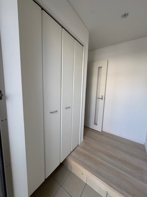 【玄関】 | Cradle garden堺市堺区西湊町第1 | 散かりがちな玄関もスッキリの玄関収納付き！※掲載中の写真は広角レンズで撮影のため、実際の見え方とは異なります。