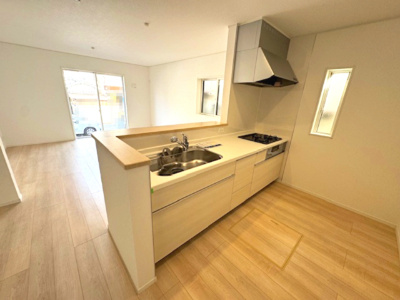 【キッチン】 | Cradle garden堺市堺区西湊町第1 | 広々使い勝手の良いシステムキッチン！家族と会話を楽しみながら料理ができ、配膳や片付けもラクラク。