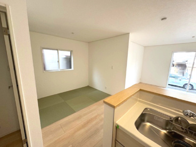 【居間・リビング】 | Cradle garden堺市堺区西湊町第1 | 和の風情が楽しめるタタミコーナー付き！お子様をお昼寝させつつ、食事の準備をすることも可能です。