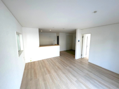 【居間・リビング】 | Cradle garden堺市堺区西湊町第1 | リビングスルー階段仕様！玄関を入ると、このリビングを通る間取りのため、家族の会話も増え、一緒に居る時間も長くなりそうです。