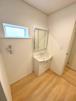 【独立洗面台】 | Cradle garden堺市堺区西湊町第1 | ゆとりの洗面スペース！大きく見やすい三面鏡付き洗面化粧台で朝の身支度もスムーズに。