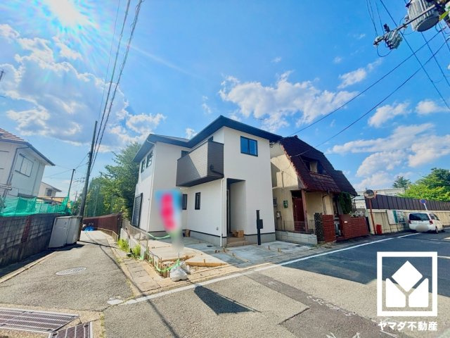 伏見区醍醐岸ノ上町　１号棟の前面道路含む現地写真