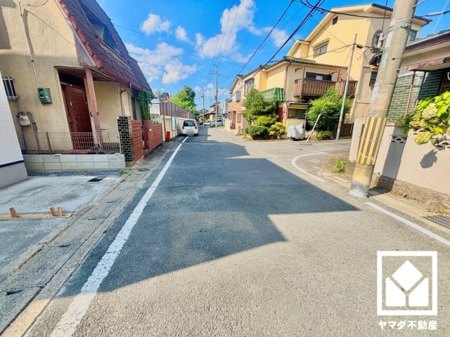 伏見区醍醐岸ノ上町　１号棟の前面道路含む現地写真