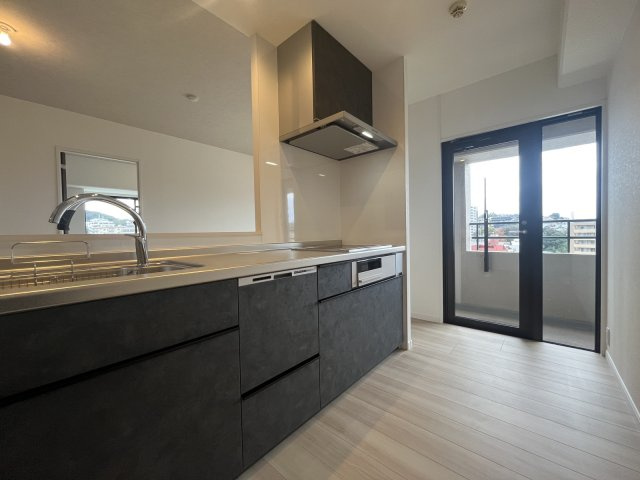 クレスト小笹のキッチン|
横に窓があるキッチン♪光が取り込め、換気も楽々です♪