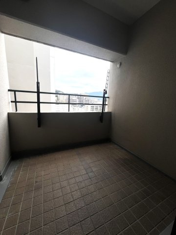 クレスト小笹のバルコニー|幅が広くクリーンな印象のバルコニー☆
大きなバルコニーは柔らかい風を運んできます…♪
洗濯物もたくさん干せそうですね！