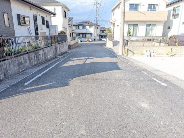 リーブルガーデン常滑市飛香台第54　2号棟の前面道路含む現地写真|●○前面道路○●