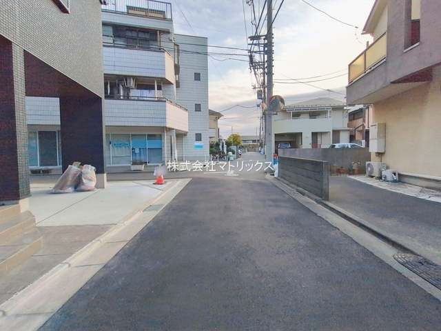 練馬区高松4丁目　始発駅×車庫付　耐震住宅　全2棟の前面道路含む現地写真