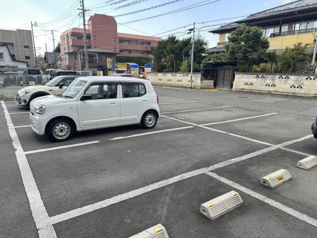 フォーブール馬場町の駐車場