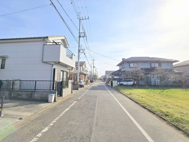 羽村市羽加美1丁目　中古戸建の前面道路含む現地写真