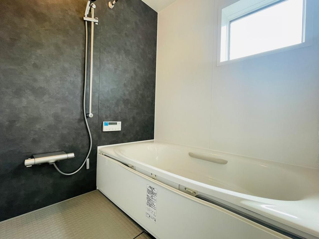 八幡三反長無垢の平屋の浴室