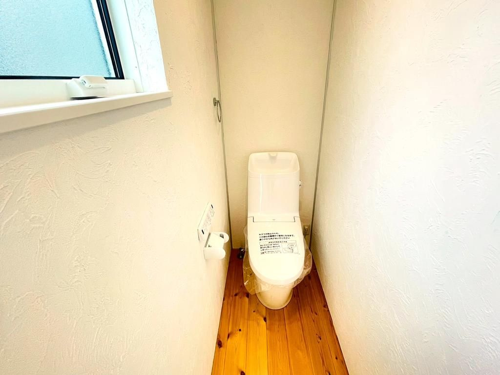 八幡三反長無垢の平屋のトイレ