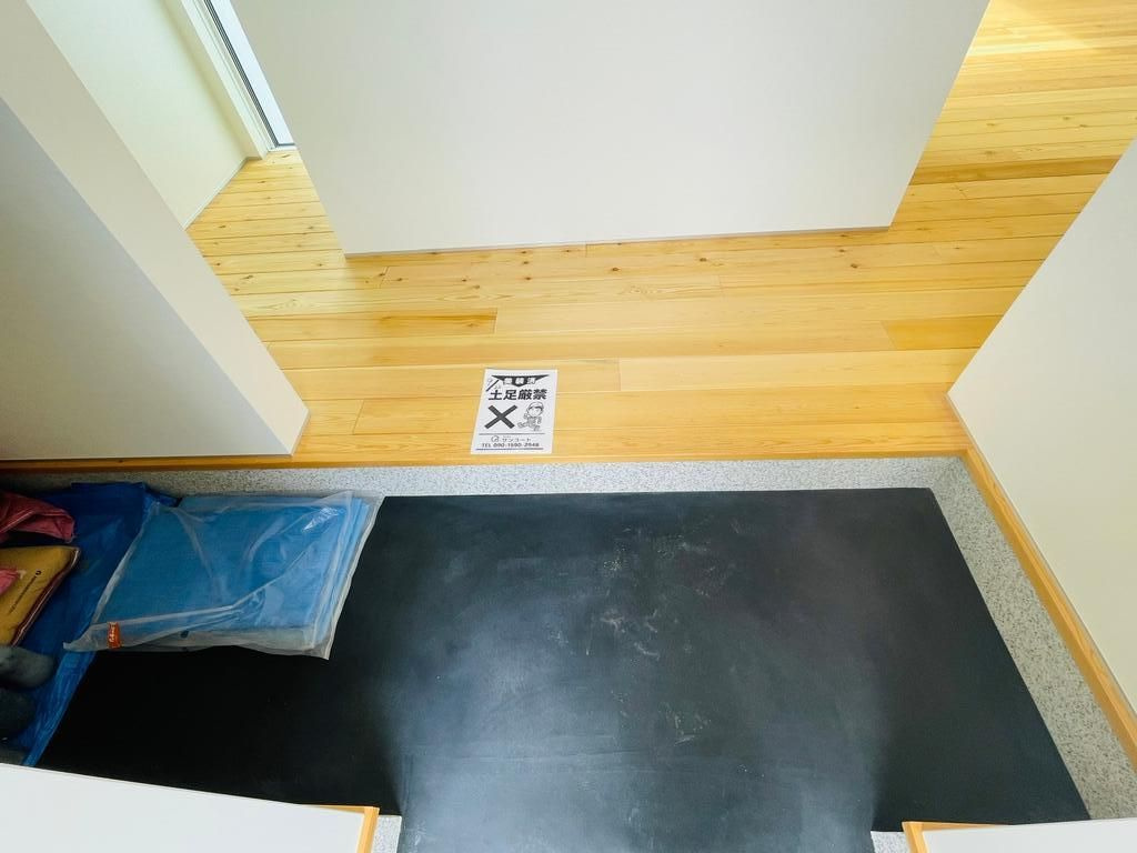 八幡三反長無垢の平屋の玄関